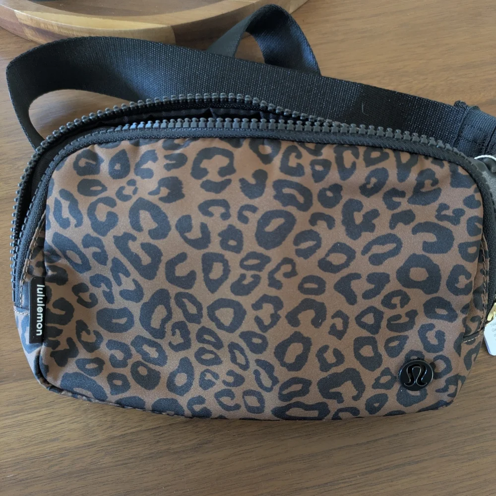 NWT Lululemon Everywhere Belt Bag 1L In Leopard - Picture 2 of 6